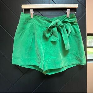 Diane Von Furstenberg Green Women's Shorts with tie belt 100% silk womens size 4